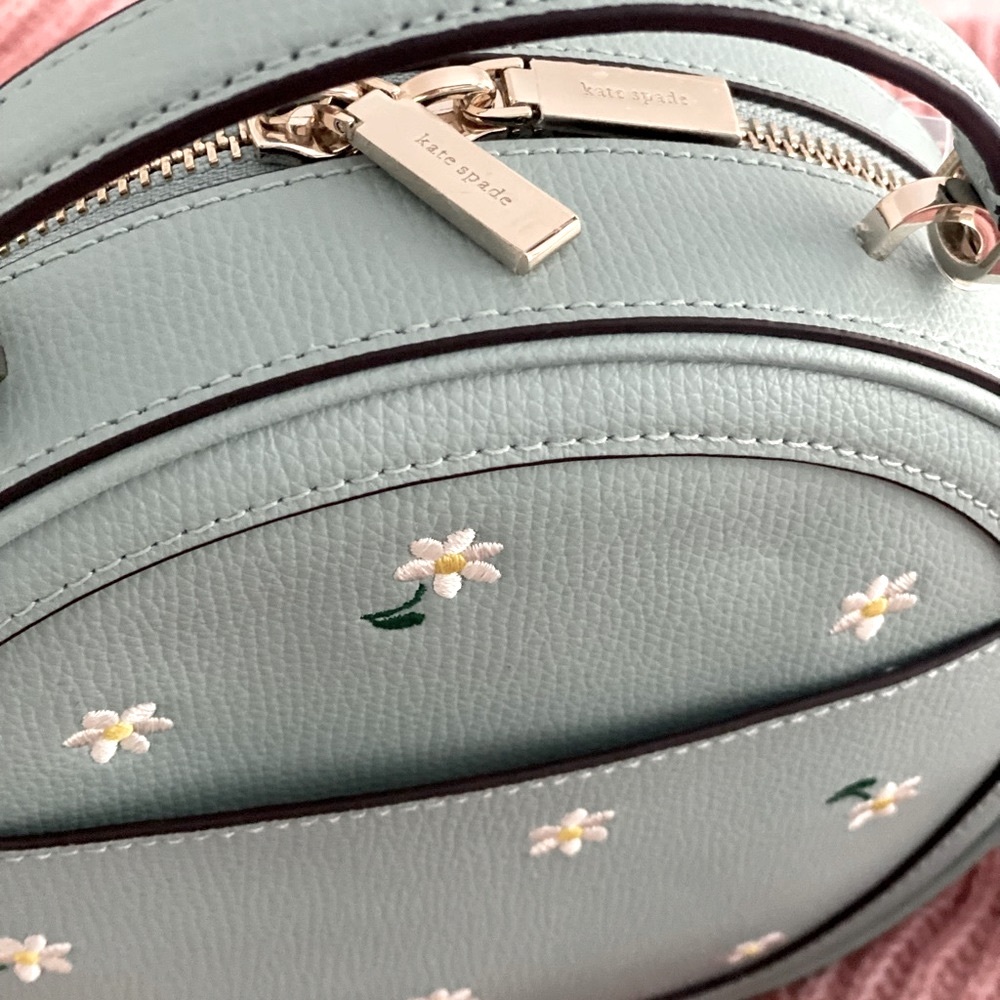 KATE SPADE | Blue Daisy Purse Embroidered Canteen - Picture 13 of 16